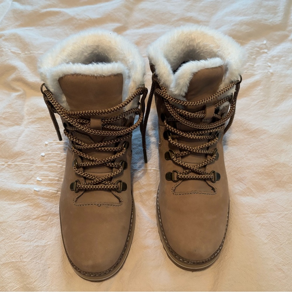 Toms Tan Winter Boots with White Fur Lining